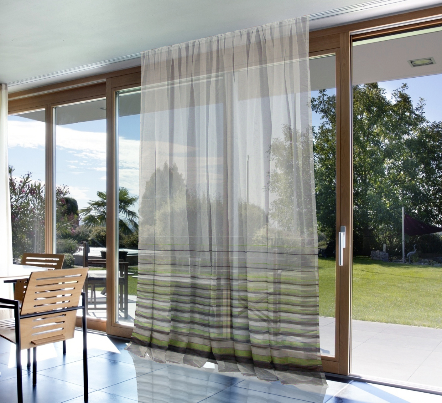 Обзор на шторы, тюль и ткань в полоску (полосатые, горизонтальные) в интерьере кухни, гостиной и детской.