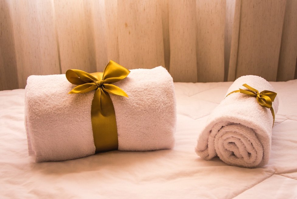 4 способа оформления полотенец в подарок своими руками