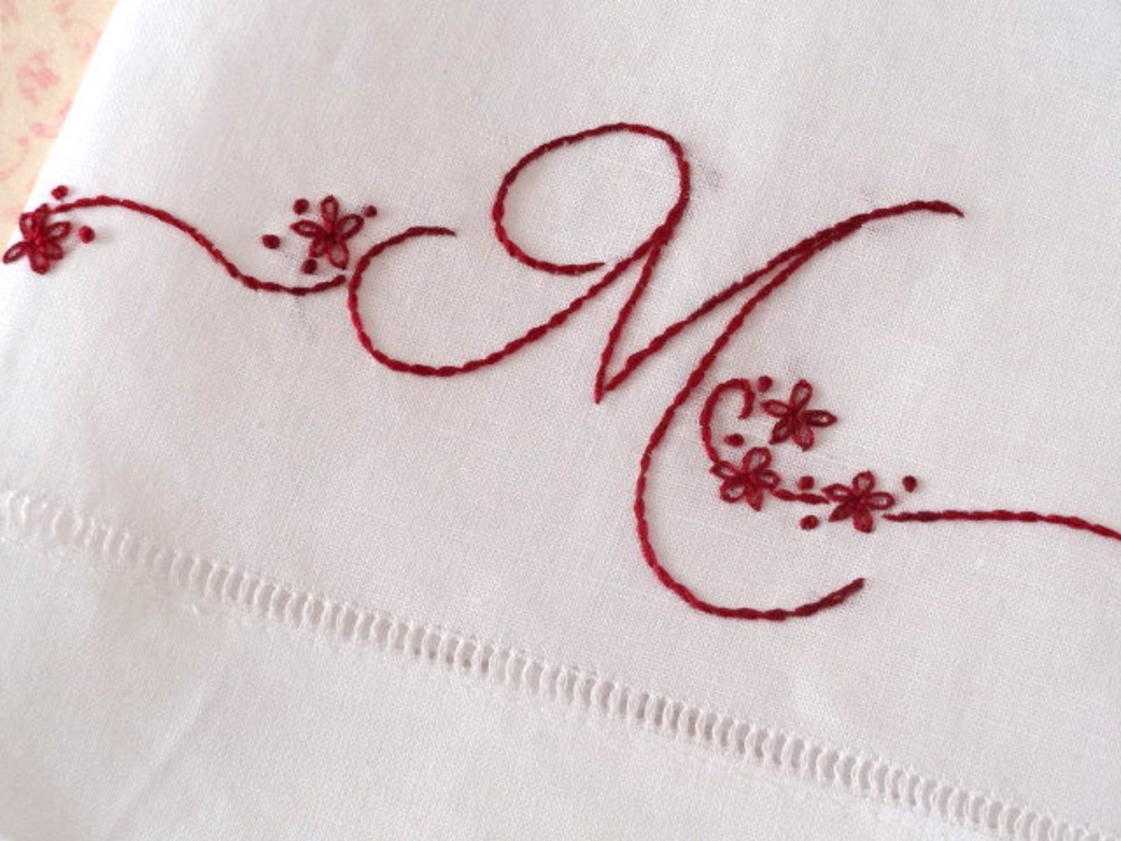 Как на ткани вышить буквы: создание инициалов, имя или надписи на одежде