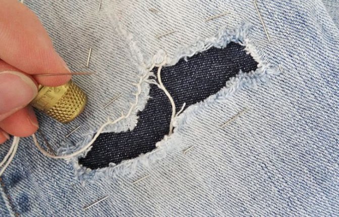 Подобрать вариант как зашить дырку на джинсах вручную без швейных машинок, штопок, потайными стежками незаметно, фото, видео