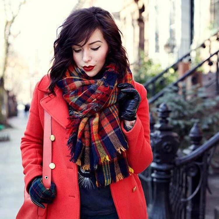Пора укутываться: как и с чем носить шарф этой осенью (трендовые аксессуары и стильные советы)