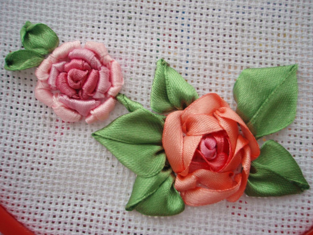 Пошаговое вышивание цветов из атласных лент, мастер-класс по вышивке роз