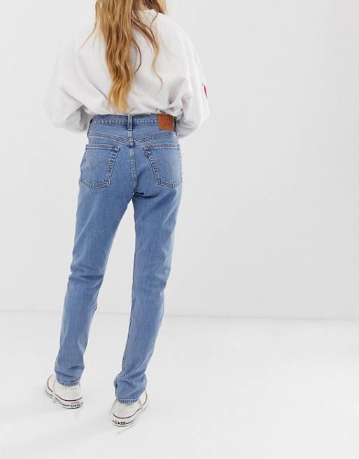 Популярные джинсы мом: кому идут и с чем носить