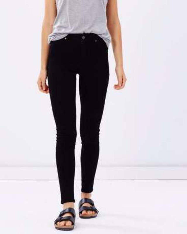 С чем носить чёрные джинсы: стильные и модные образы для любого случая