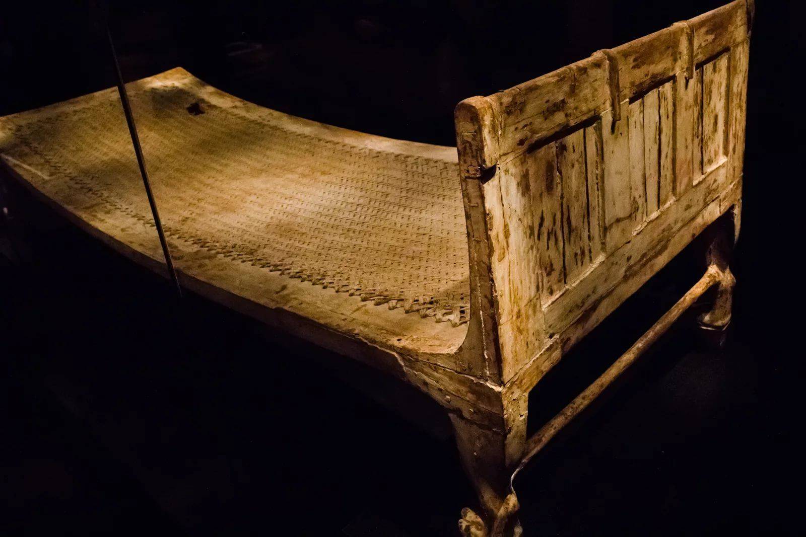 Кто изобрел кровать с панцирной сеткой. история появления и развития кровати. кровать в искусстве