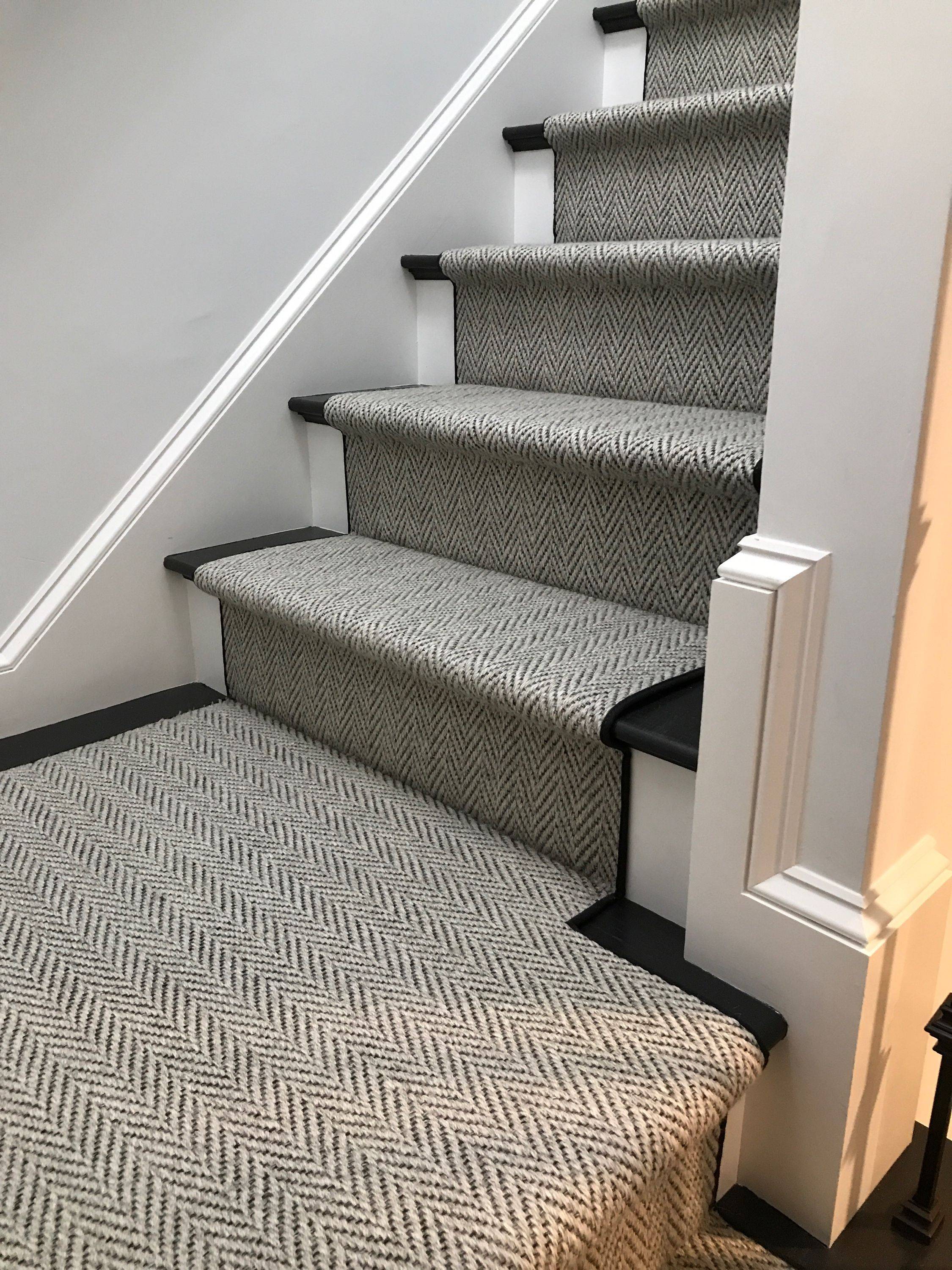 Какой ковролин выбрать для лестницы в доме?