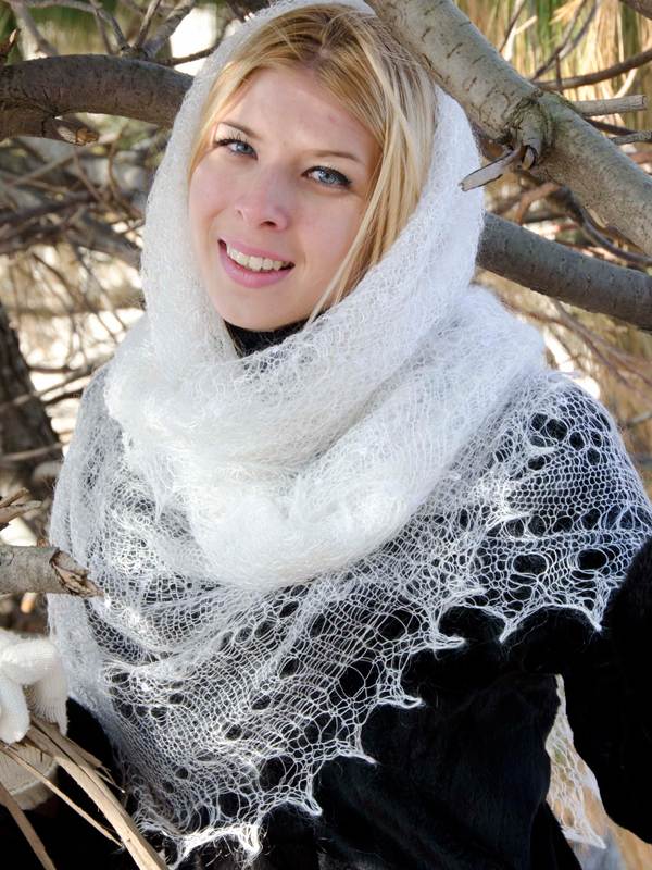 Женщина в оренбургском платке