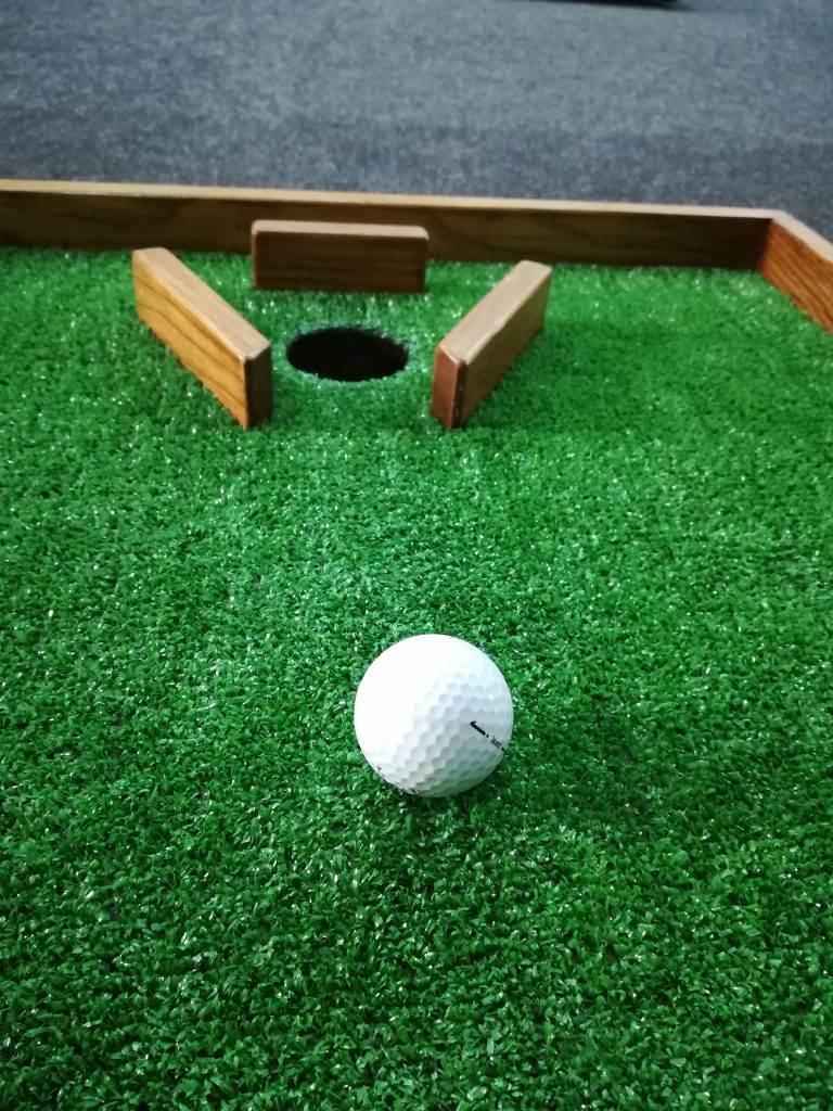 Миниатюрный мини-гольф