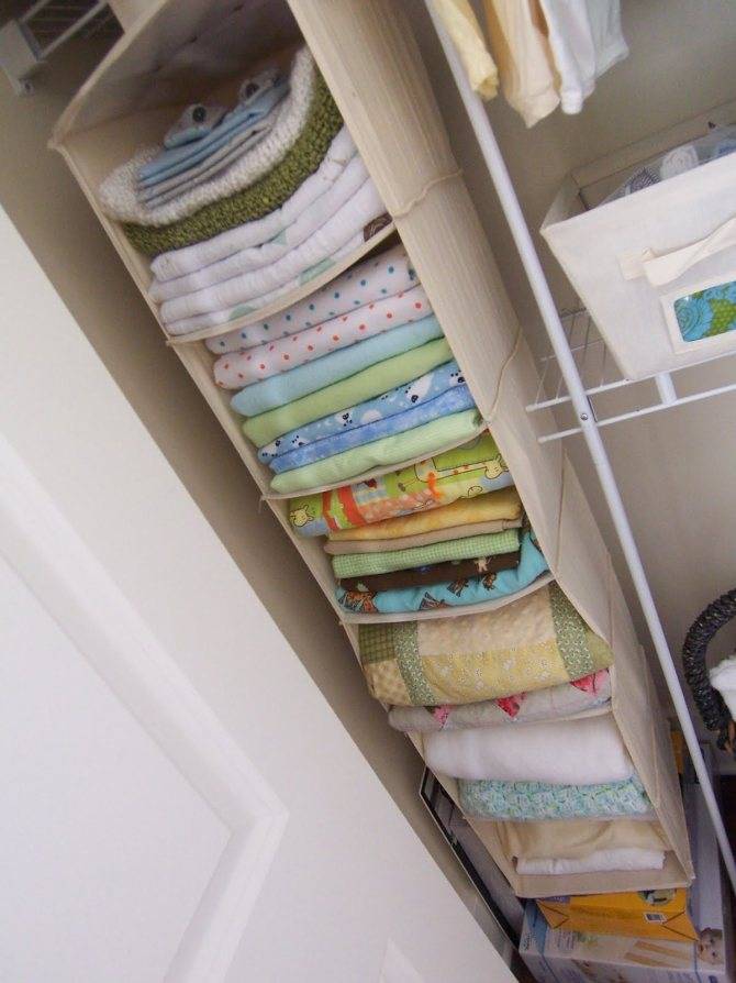 Как хранить постельное белье в шкафу: способы и правила