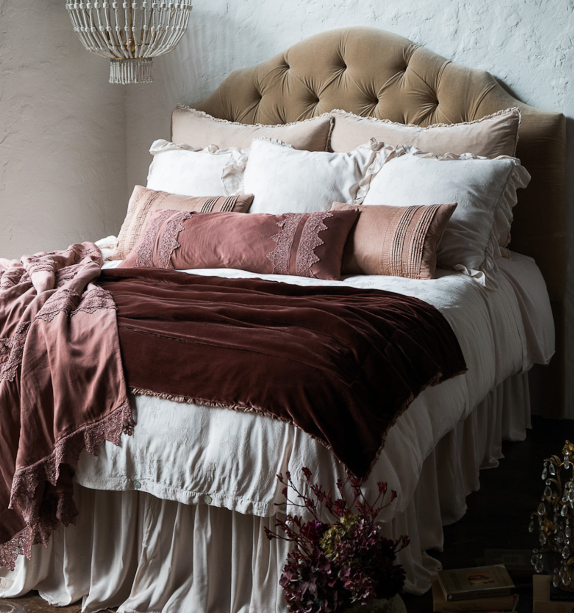 Как красиво застелить кровать покрывалом в спальне: 11 способов красиво застелить постель