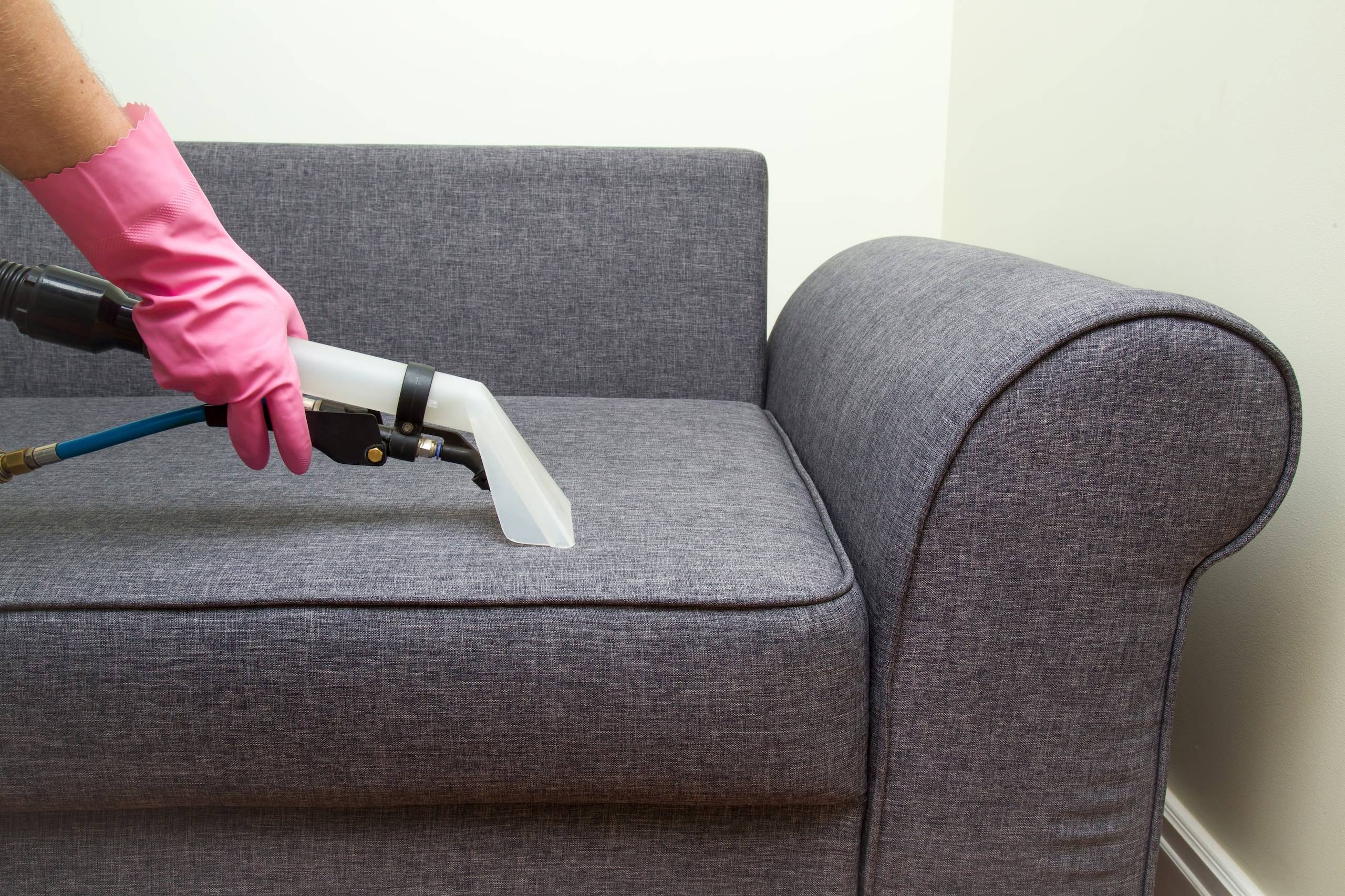 Топ 10 способов очистить мягкую мебель в домашних условиях