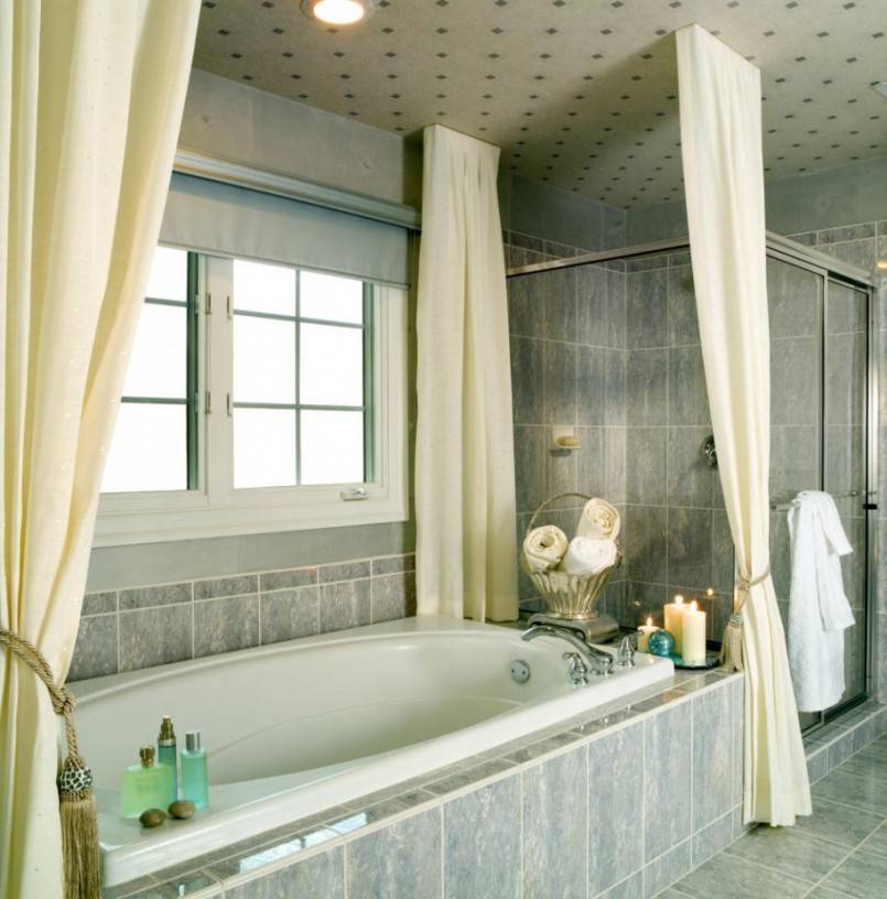 Яркая и запоминающаяся комната с необычной занавеской для ванны