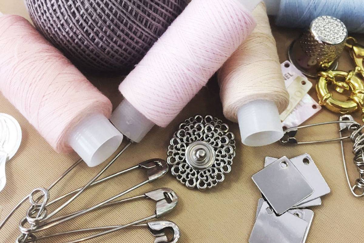 Какие существуют ткани, аксессуары и фурнитура для шитья