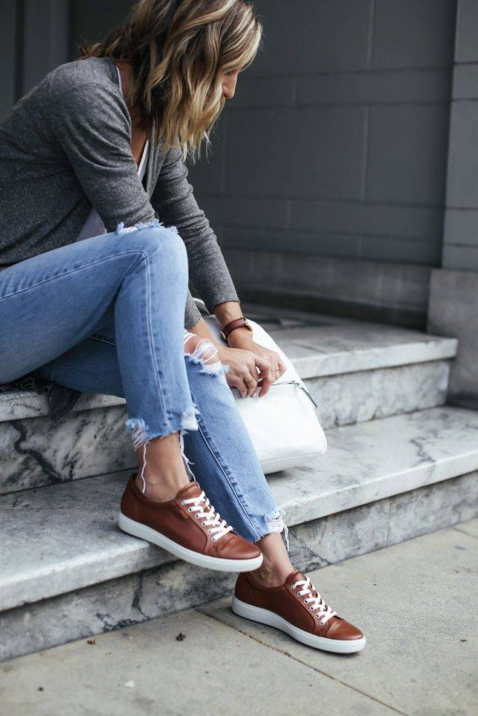 Как носить джинсы с кроссовками мужчинам: модные советы экспертов