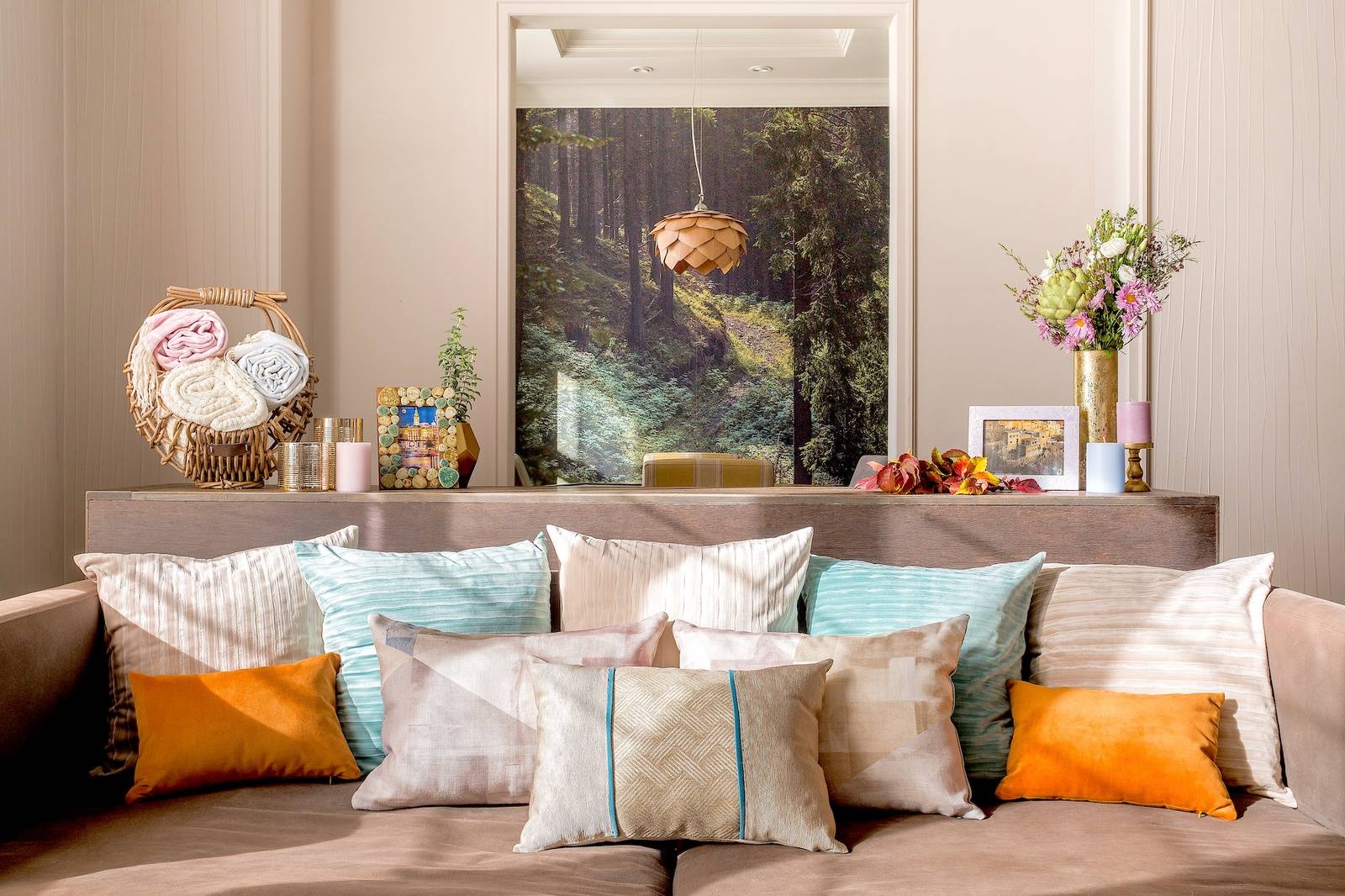Декоративные подушки на диван и стены в интерьере, бархатные цветные подушки на светлом диване