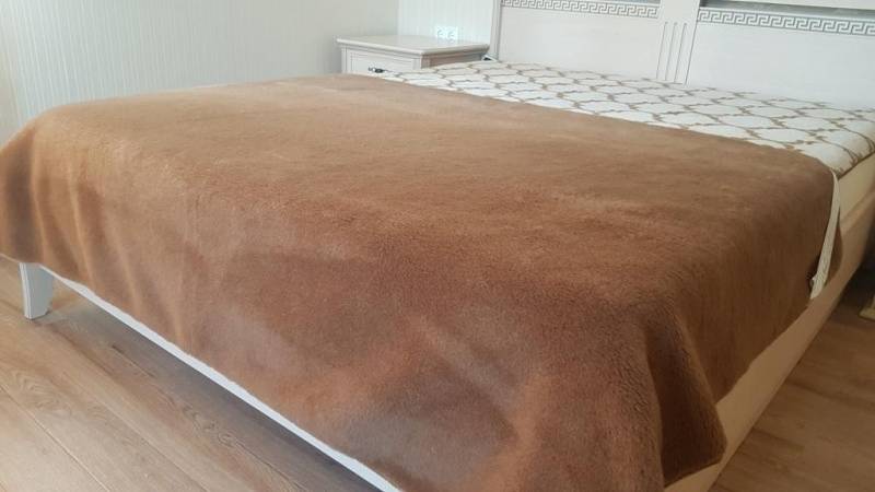 Одеяло из верблюжьей шерсти: свойства, достоинства и недостатки, советы по уходу