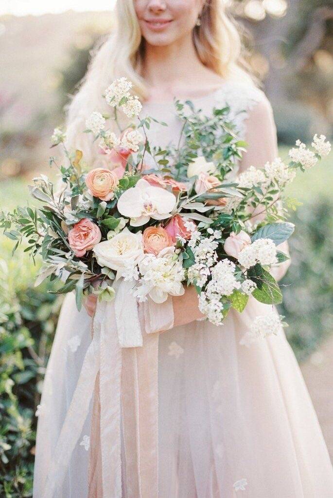 Каким должен быть свадебный букет под платье цвета айвори?