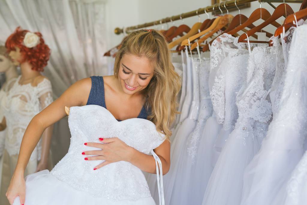 Примерка свадебного платья: 10 выжных советов невестам
