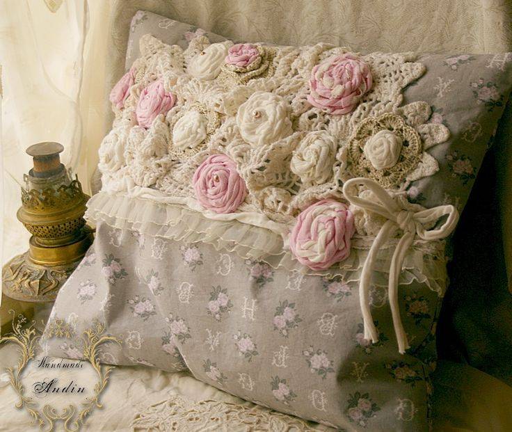 Декоративные подушки в стиле шебби-шик: формы, размеры, материалы