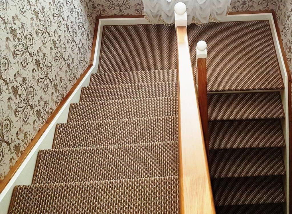 Ковер для лестницы в доме: ковродержатели, как закрепить