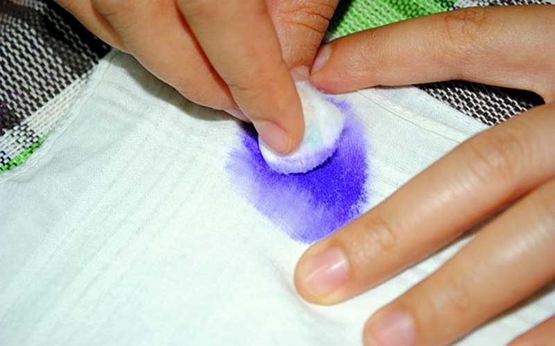 Как вывести чернила с одежды: чем отстирать чернила от шариковой ручки, с белой или цветной одежды