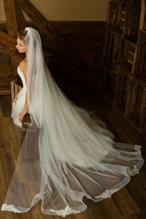 Свадебные платья со шлейфом: какой фасон и ткань выбрать
