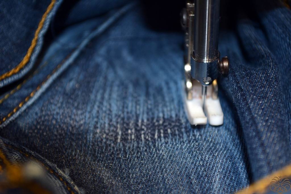 Дырку на джинсах между ног
