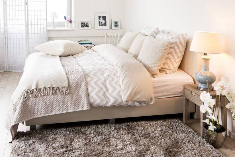 Заправить покрывало на кровати и диване — целое искусство