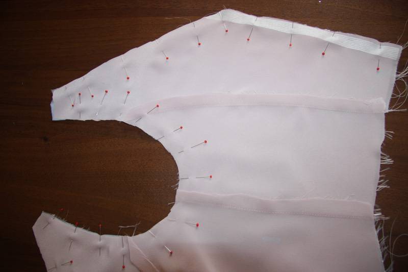 Подкладочная ткань — материал пришитый с изнанки одежды для укрепления и защиты