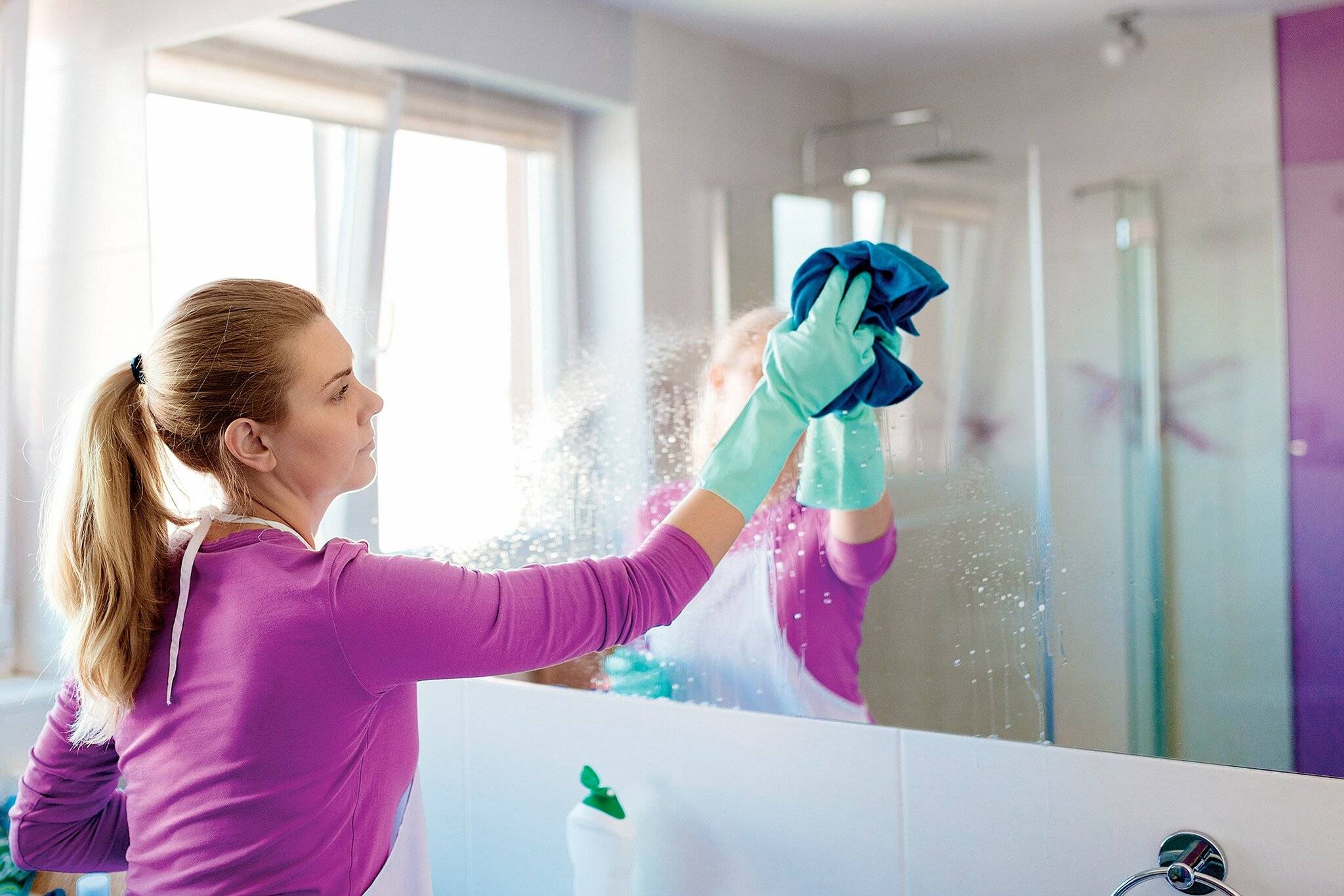 Как помыть зеркало без разводов в домашних условиях эффективно