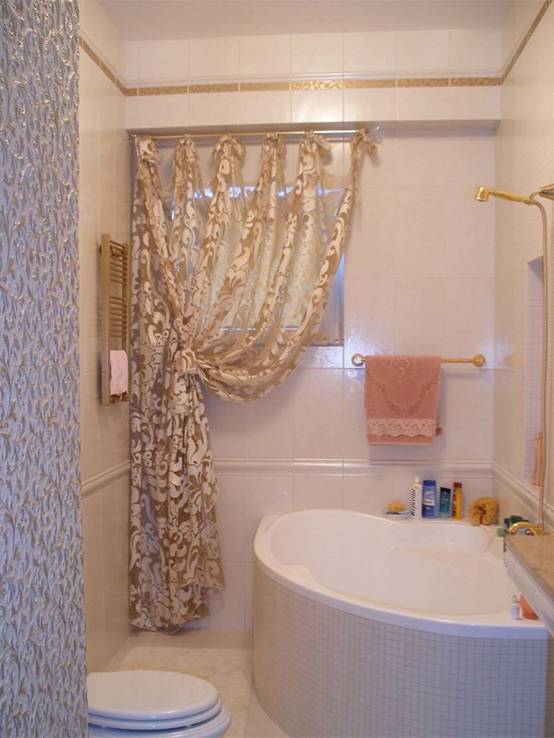 Как правильно повесить штору в ванной комнате?