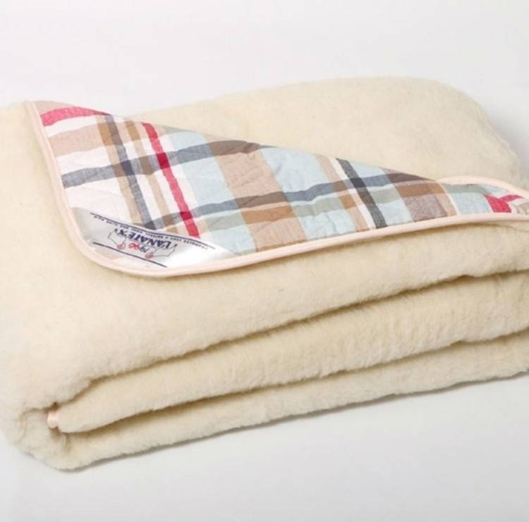 Одеяло из овечьей шерсти: свойства, достоинства и недостатки, советы по уходу