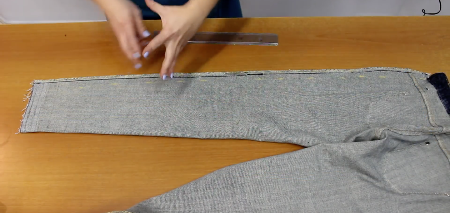 Как заузить джинсы снизу в домашних условиях? заужение на размер и без швейной машинки