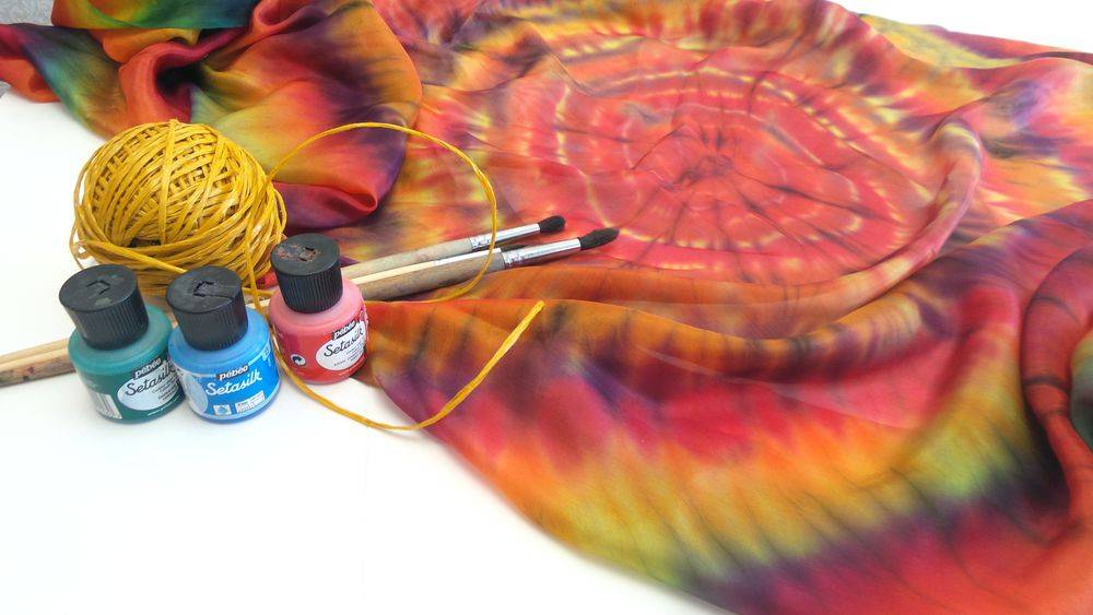 Краска для ткани: акриловые несмываемые красители для росписи, как нанести, как при окраске сохранить рисунок