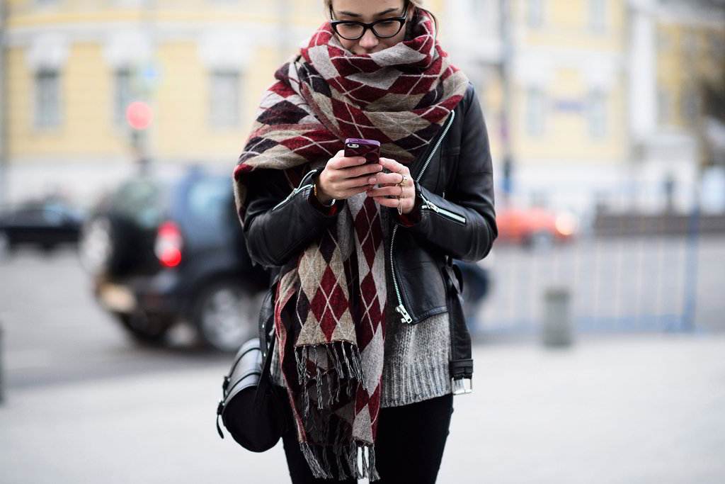 Модные шарфы осень-зима 2021-2022: фото стильных палантинов и шарфов