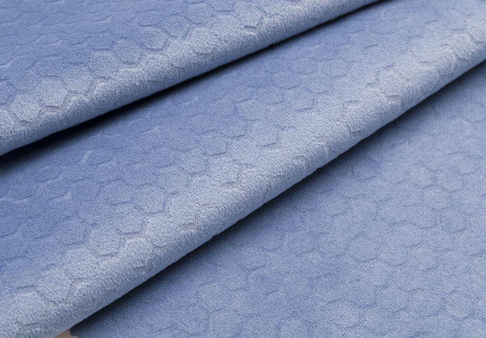 Тик — плотная ткань с продольными широкими пестроткаными или печатными цветными полосами