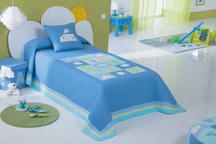Размер детского одеяла в кроватку - стандарт для новорожденного, таблица по возрасту для детей, на выписку