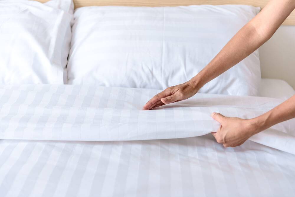 Нужно ли стирать новое постельное бельё перед первым применением: почему, можно ли этого не делать