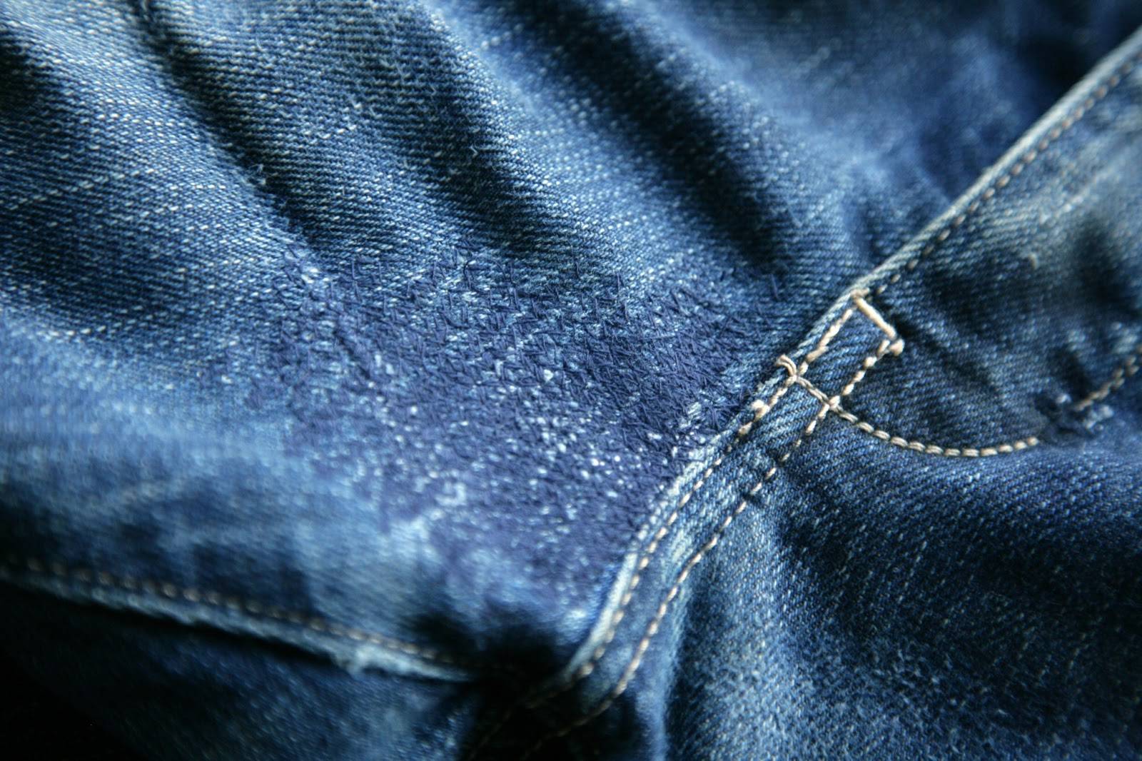 Как зашить дырку между ног на джинсах незаметно вручную и на машинке — варианты и техники работы