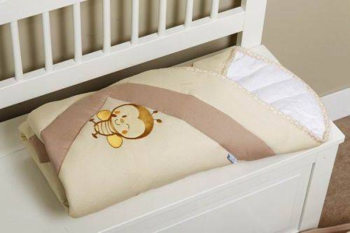 Одеяло для новорожденного: какое лучше выбрать в кроватку или в коляску, летом и зимой