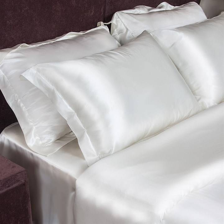 Комплект шелкового постельного белья: искусственную или натуральную ткань выбрать