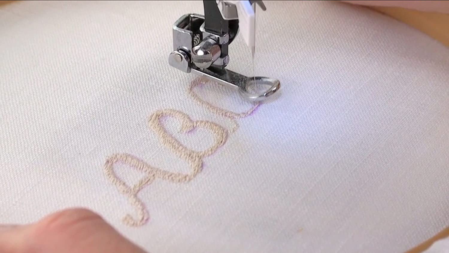 8 занимательных способов украсить вещи: как вышивать на швейной машинке?