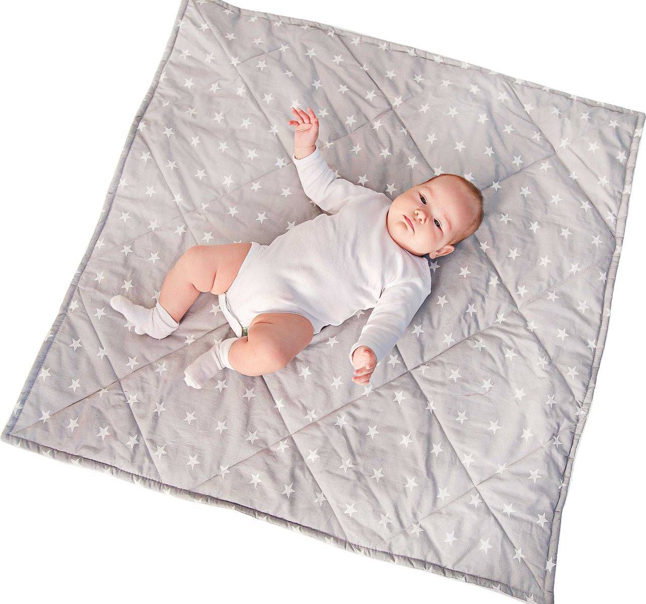 Чем укрывать малыша и какой размер одеяла необходим для новорожденного в кроватку?