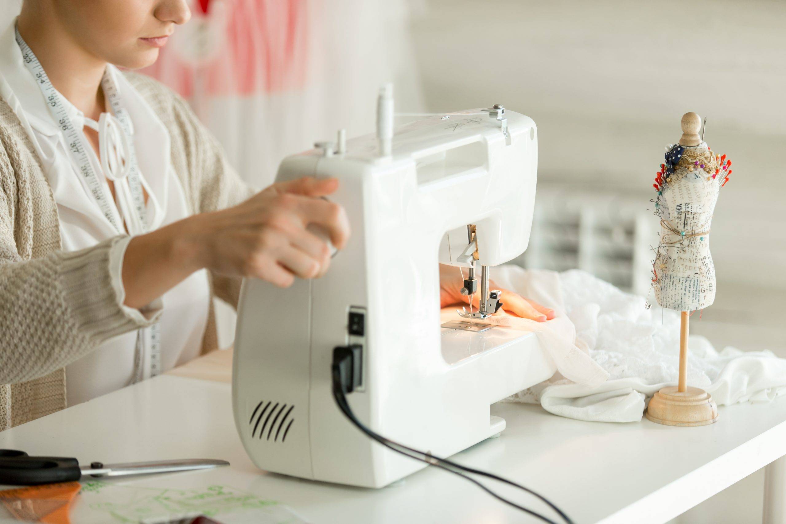 Как научиться шить на швейной машинке с нуля ровно: прошить мех, толстую ткань, учимся правильно, шитье для начинающих