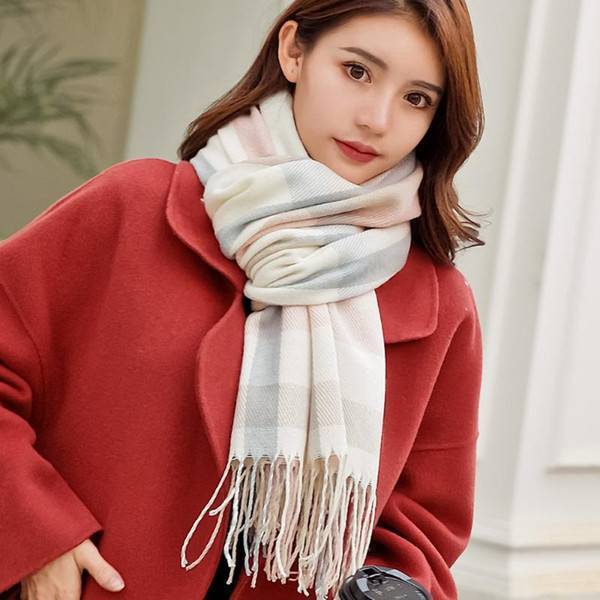Мех, крупная вязка и клетка: модные шарфы осень-зима 2019-2020