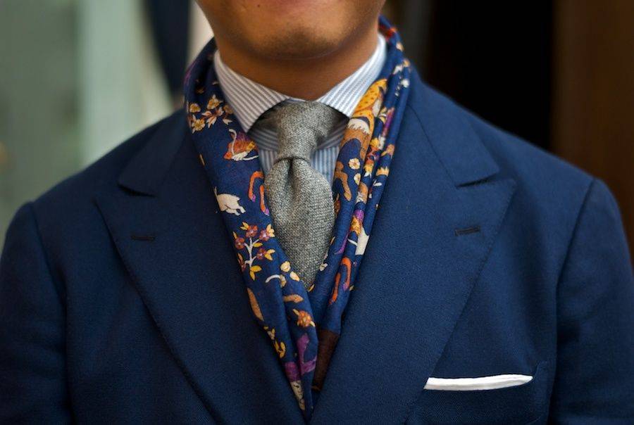 Кашне - это элегантный мужской шарф, который всегда в тренде
