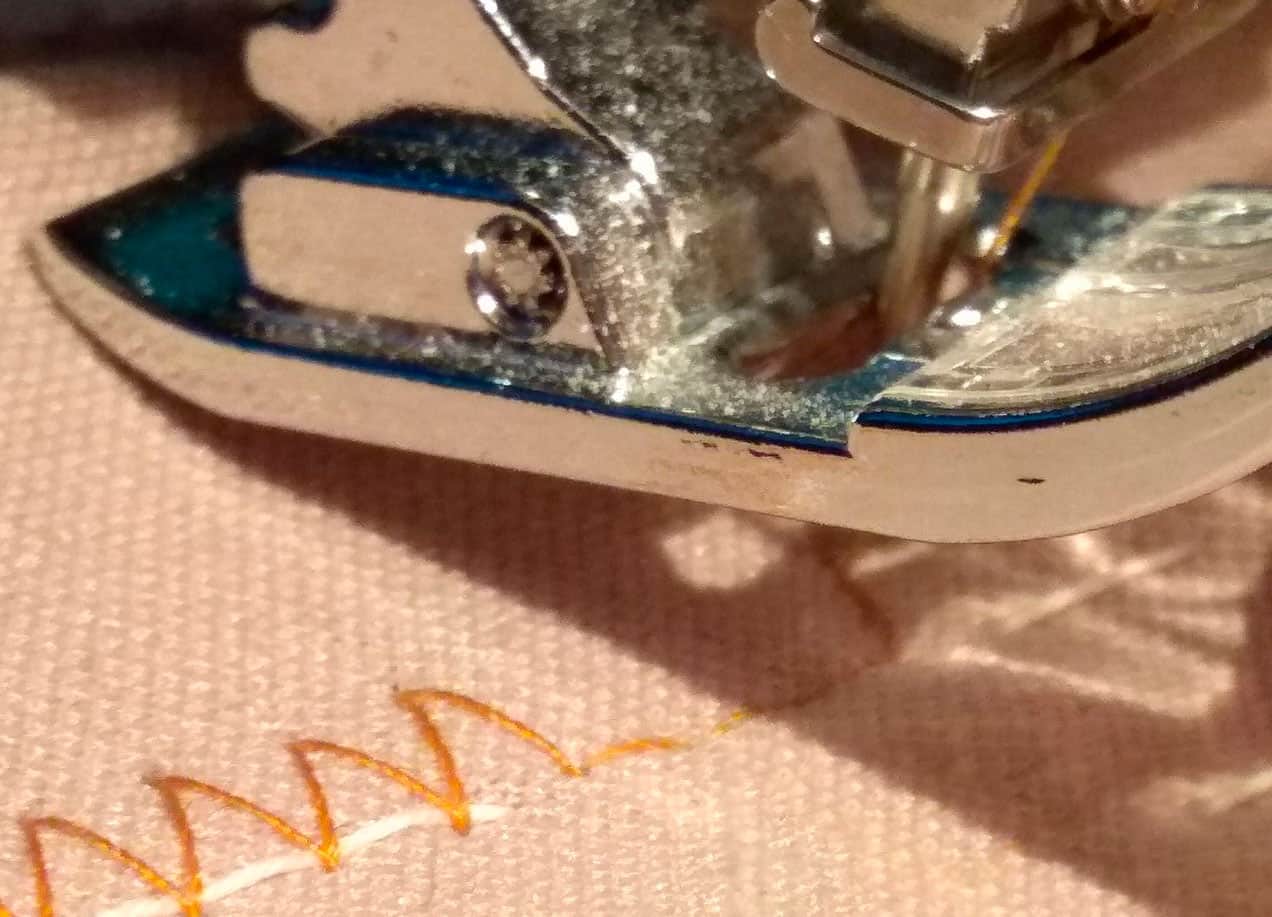 Почему швейная машина делает пропуски при строчке -