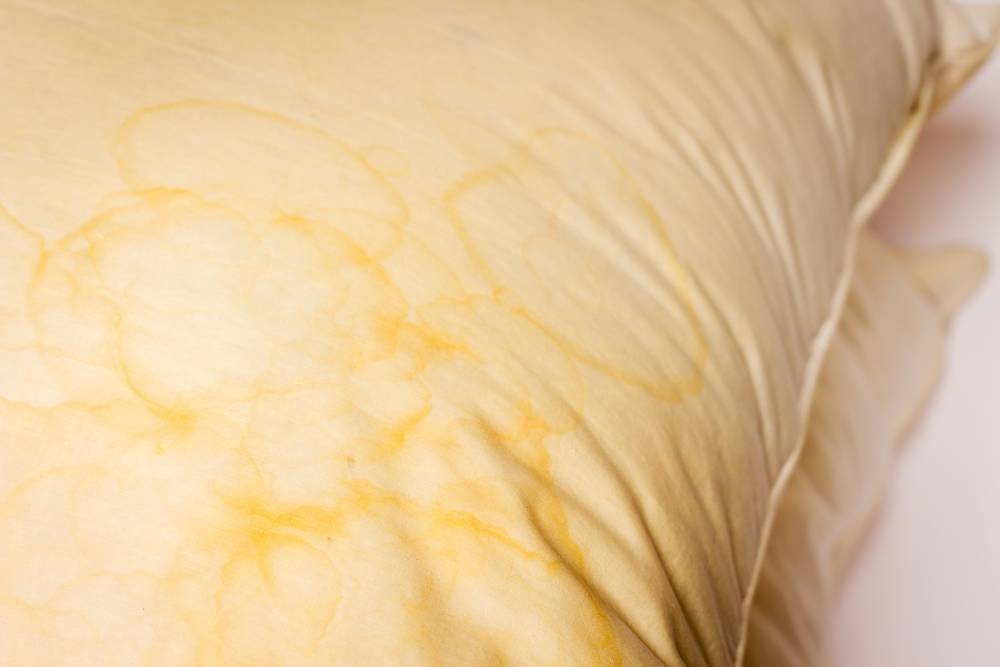 Как убрать желтые пятна с подушек?
