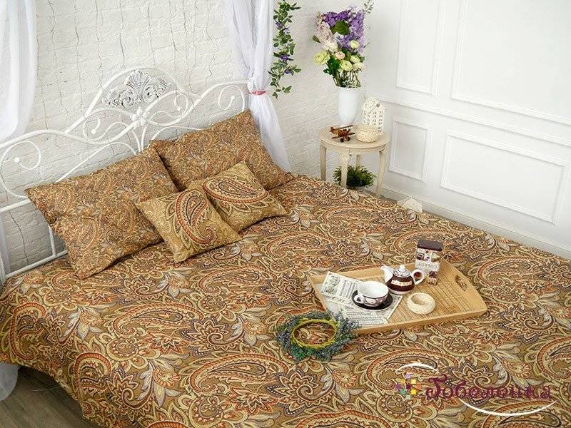 Гобеленовый текстиль для вашего дома: покрывала на кровать, диван