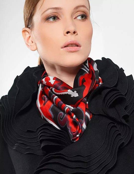 12 стильных примеров, как носить шейный платок и оставаться в тренде